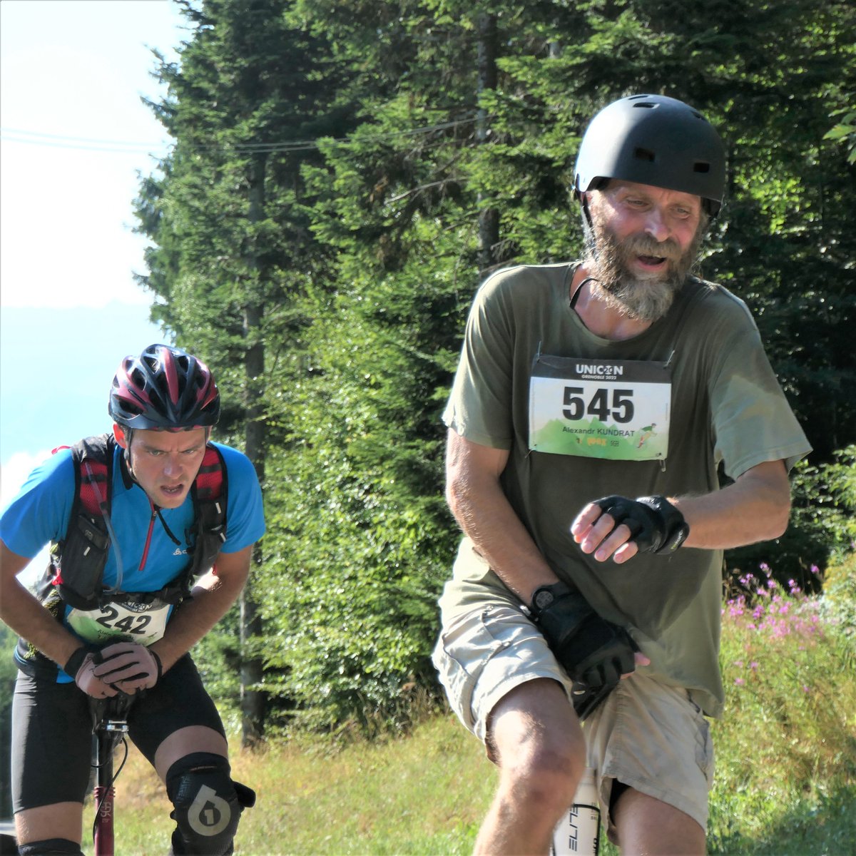 Une lutte acharnée dans la montée (Championnat du monde de monocycle, Grenoble-France) #monocycle #unicycle #Année2022 #einrad #monociclo #isère #alpes #sport #Grenoble #competition #unicon20