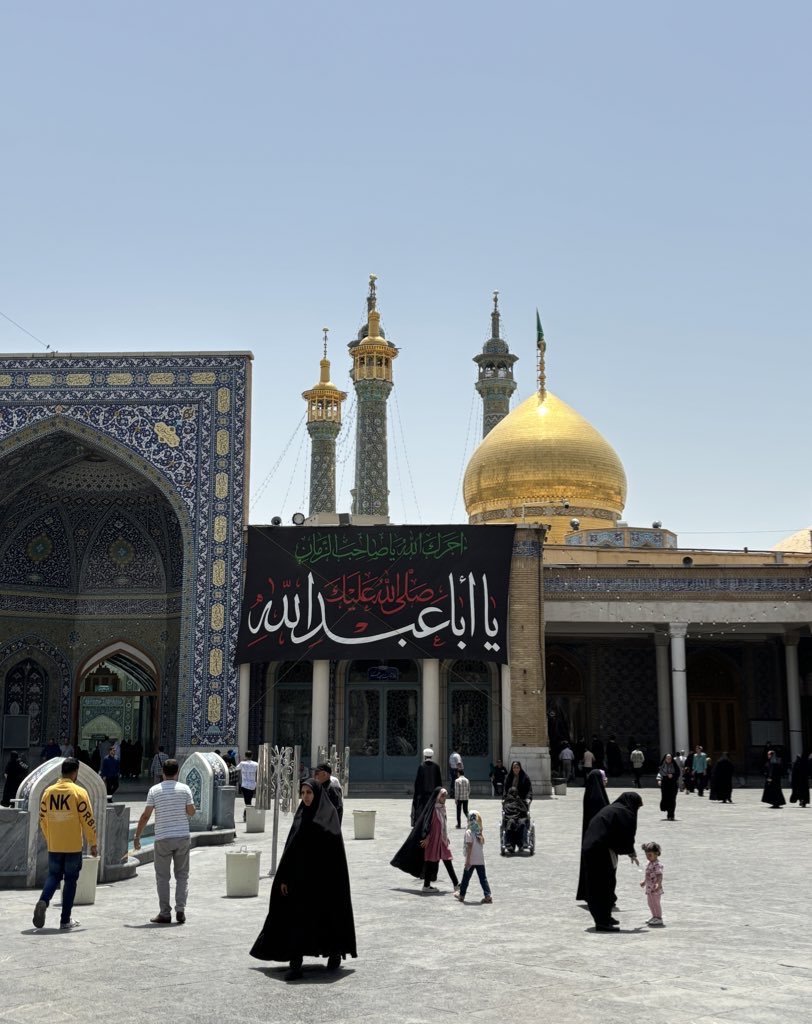 Rahma_aaw's tweet photo. أُخـــتَ الــرِّضـا إنّــي أتَـيـتُكِ نـاشِـراً
صُــحُـفـاً تَـفـيـضُ خَـطـيـئةً وأَثــامـا

يـــا عَــمَّـةَ الــجَـوادِ كَــفُّـكِ والـنَّـدى
وأنـــــا بِــبــابِـكِ أســـــأل الأنــعـامـا

أنــا زائــرٌ يَـرجـو الـشَّفاعَةَ فَـاشفَعي
لـيَ فـي الـجِنان فَـقَد قَـصَدتُ كِـراما https://t.co/1EPmTLdEcL