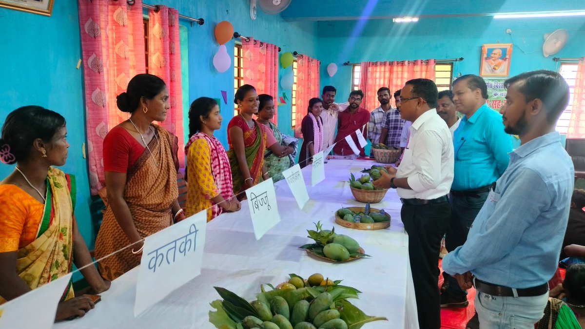 Comm_VBGRAMG_JH's tweet photo. मनरेगा आयुक्त श्रीमती @RSB_85 के निर्देशानुसार झारखंड के सभी प्रखंड कार्यालय परिसरों में आम उत्सव सह बागवानी मेला का आयोजन किया जा रहा है। इसी क्रम में गुमला, रामगढ़ के  प्रखंडों में भी बागवानी मेले का आयोजन किया गया। 1/3 https://t.co/EqzcpCSPLN
