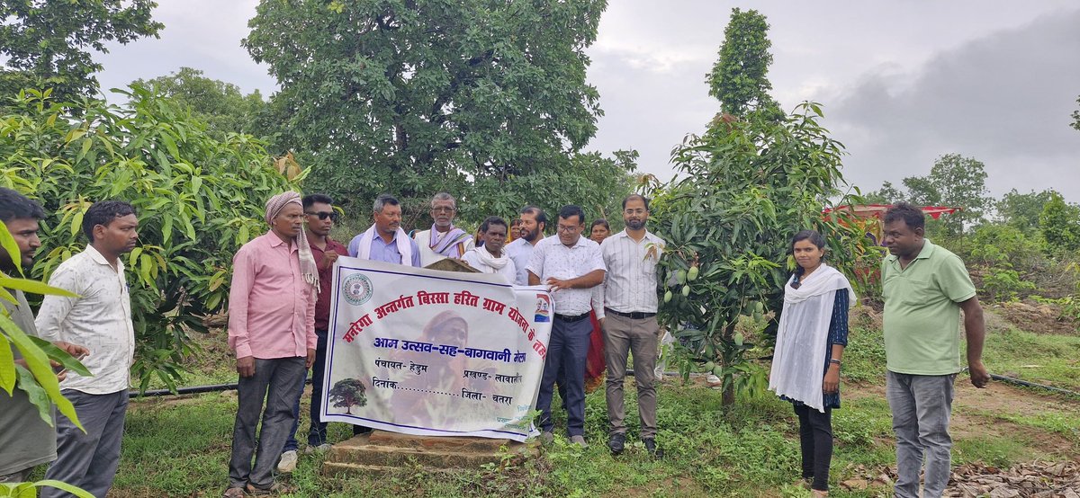 Comm_VBGRAMG_JH's tweet photo. मनरेगा आयुक्त श्रीमती @RSB_85 के निर्देशानुसार झारखंड के सभी प्रखंड कार्यालय परिसरों में आम उत्सव सह बागवानी मेला का आयोजन किया जा रहा है। इसी क्रम में गुमला, रामगढ़ के  प्रखंडों में भी बागवानी मेले का आयोजन किया गया। 1/3 https://t.co/EqzcpCSPLN