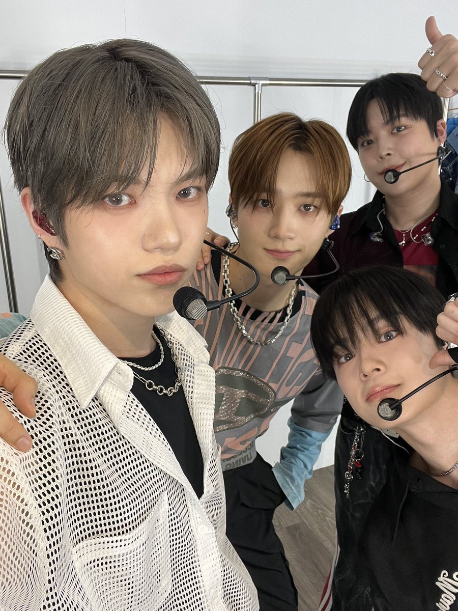 the_verivery's tweet photo. [📸]
2024.07.06
@ 2024 VERIVERY FANMEETING TOUR ‘GO ON' IN TAIPEI

어떤 계절에도 베리베리와
함께 해주는 우리 베러들 덕분에
2024 팬미팅 투어 행복하게 완료❕

마지막까지 응원해 준 베러들 고마워요💜🤍

#베리베리 #VERIVERY #VRVR
#VERIVERY_FANMEETING
#VERIVERY_GO_ON https://t.co/VSpj9i11oL