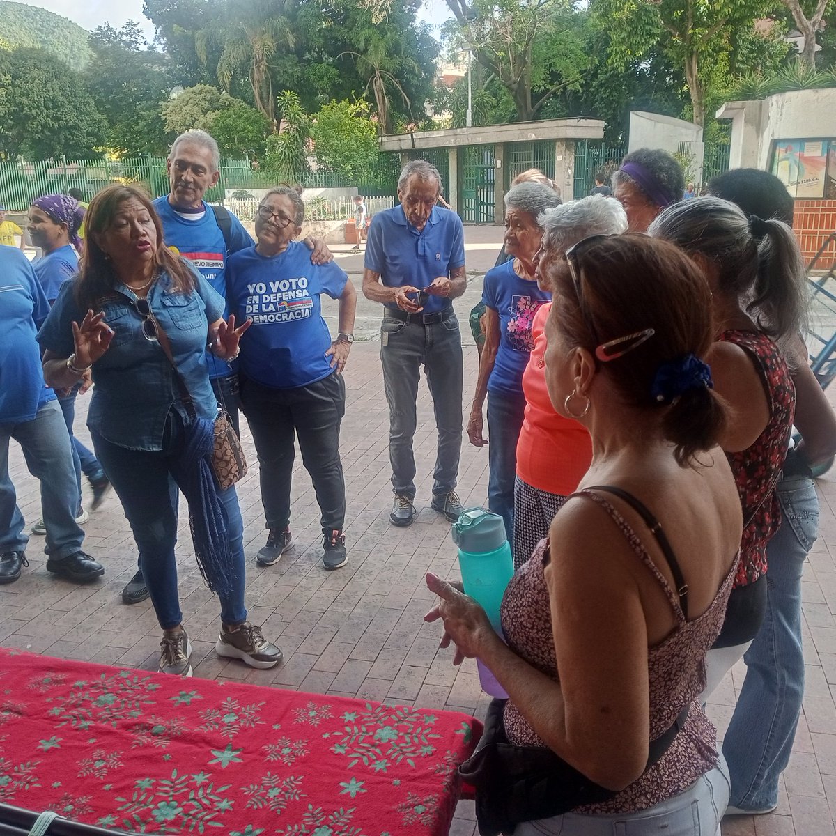 Untcparaiso's tweet photo. #Paraíso recibiendo contentos al equipo de @Untcparaiso en #Caracas en  los Edificios #LosVerdes con simulación de máquina electoral orientando a los vecinos, a participar por un cambio político en Venezuela #EdmundoParaTodoElMundo @UNT_Caracas @partidoUNT  @goyocaribash #6Julio https://t.co/BlbIdyrB88
