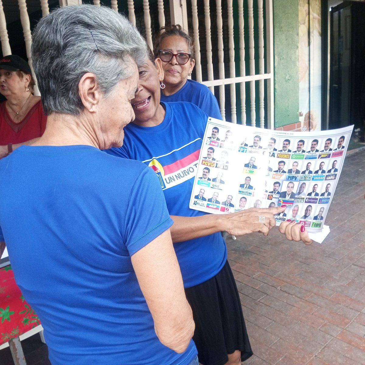 Untcparaiso's tweet photo. #Paraíso recibiendo contentos al equipo de @Untcparaiso en #Caracas en  los Edificios #LosVerdes con simulación de máquina electoral orientando a los vecinos, a participar por un cambio político en Venezuela #EdmundoParaTodoElMundo @UNT_Caracas @partidoUNT  @goyocaribash #6Julio https://t.co/BlbIdyrB88