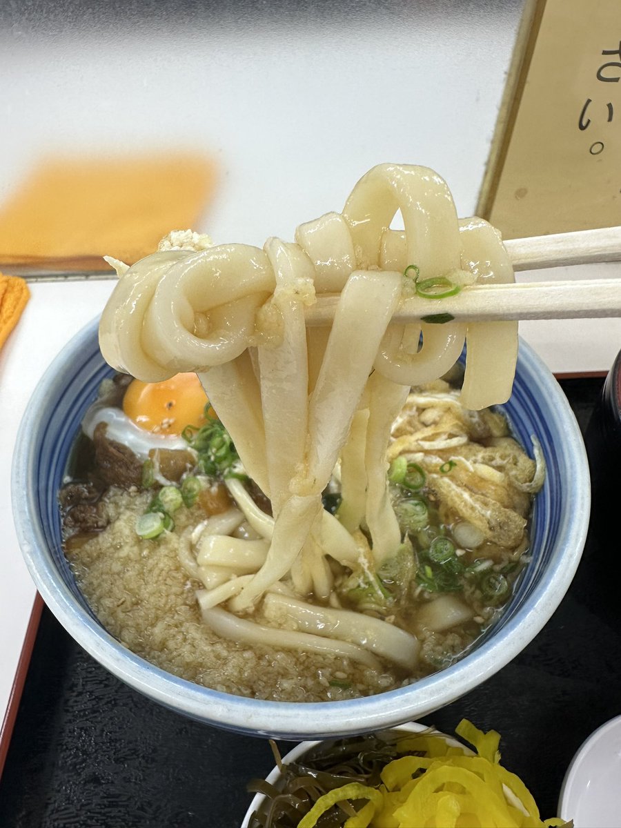 miyabeach's tweet photo. 金曜日の朝ごはん　肉うどんにナマタとギザミをトッピ��グ&amp;ミニかき揚げ丼¥1,500- 他フリー。ダチ油が良いアクセント😊暑いのに冷やし食べる勇気がない笑　#立ち食いそば　#立喰そば　#白河そば　#基本的　#土日祝　#休み　夜寝る前に次の日の朝ごはんを想像する笑　#朝ごはん https://t.co/j4vY1ggMwr