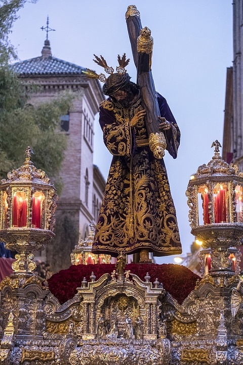 ArzobispoSaiz's tweet photo. “Yo soy el camino y la verdad y la vida” (Jn 14,6)
            Jesús es el camino vivo que lleva al cielo.  Sus discípulos, peregrinos, avanzamos confiados por el camino de la vida, sean cuales fueren los peligros, imprevistos o duración de nuestra ruta, pues contamos con un Mediador que nos purifica de nuestros pecados, que defiende nuestra causa, que es y comunica la verdad y la vida, que constituye el propio camino para ir al Padre.