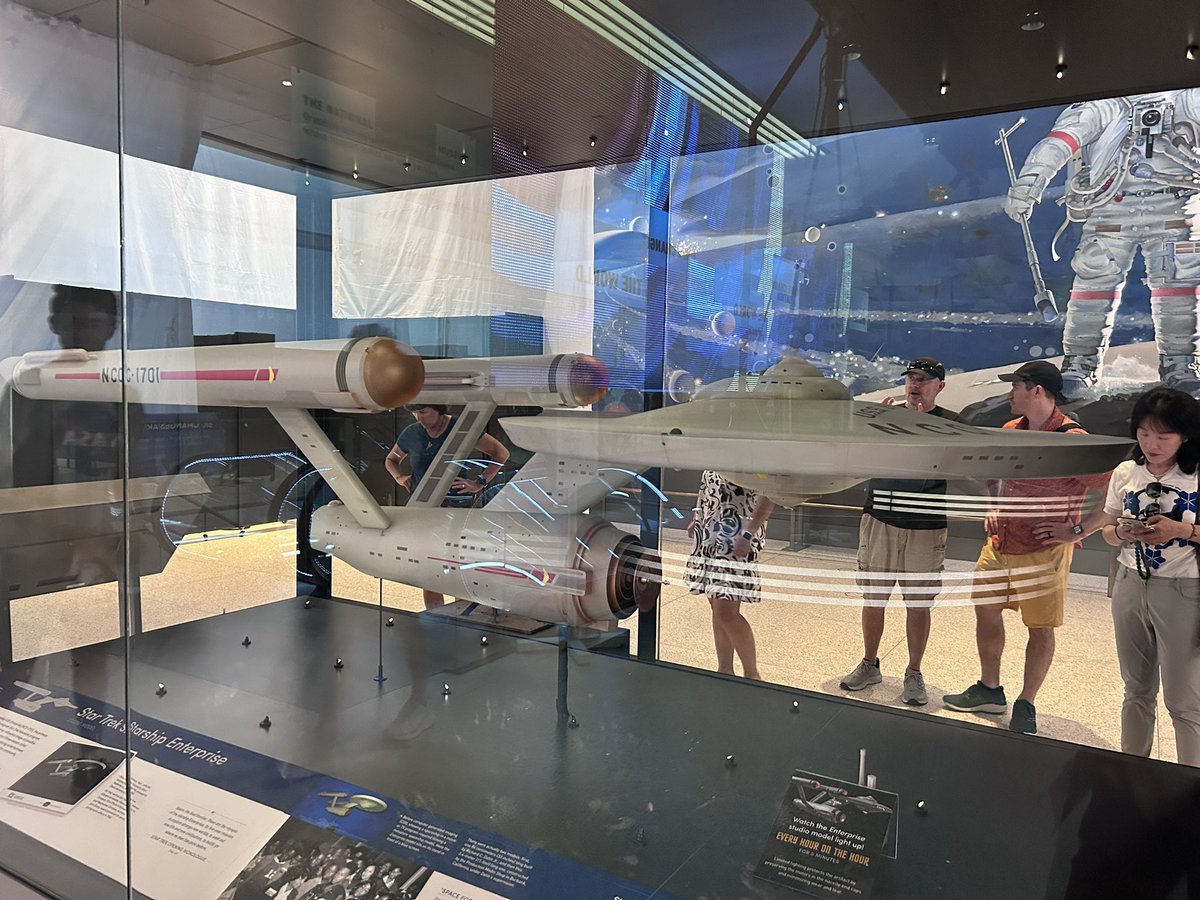 Redlantern26's tweet photo. @RMBee hanging out at the Smithsonian in DC and saw this beauty. https://t.co/AWGVrzID4R