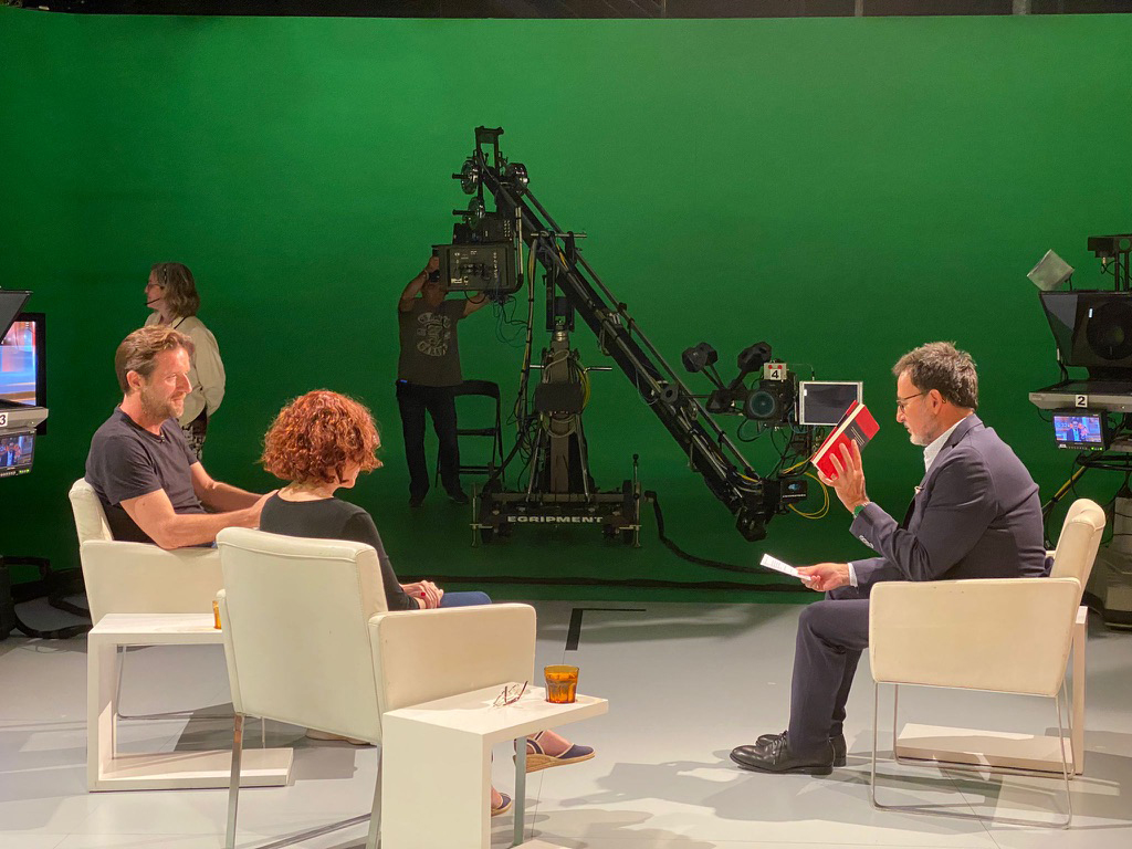 MartaRGustems's tweet photo. Ens va entrevistar amb #Noencapaltrelloc, un llibre estrany, fosc, un experiment! 
I al cap d'uns mesos em va tornar a cridar per #Endins, la meva primera obra en solitari, una nouvelle, híbrid de gèneres, tampoc fàcil. 

Mil gràcies, @xgraset per apostar per la literatura!! ❤️ https://t.co/b1pzT2LDVd