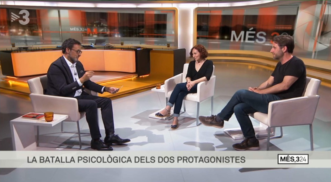 MartaRGustems's tweet photo. Ens va entrevistar amb #Noencapaltrelloc, un llibre estrany, fosc, un experiment! 
I al cap d'uns mesos em va tornar a cridar per #Endins, la meva primera obra en solitari, una nouvelle, híbrid de gèneres, tampoc fàcil. 

Mil gràcies, @xgraset per apostar per la literatura!! ❤️ https://t.co/b1pzT2LDVd