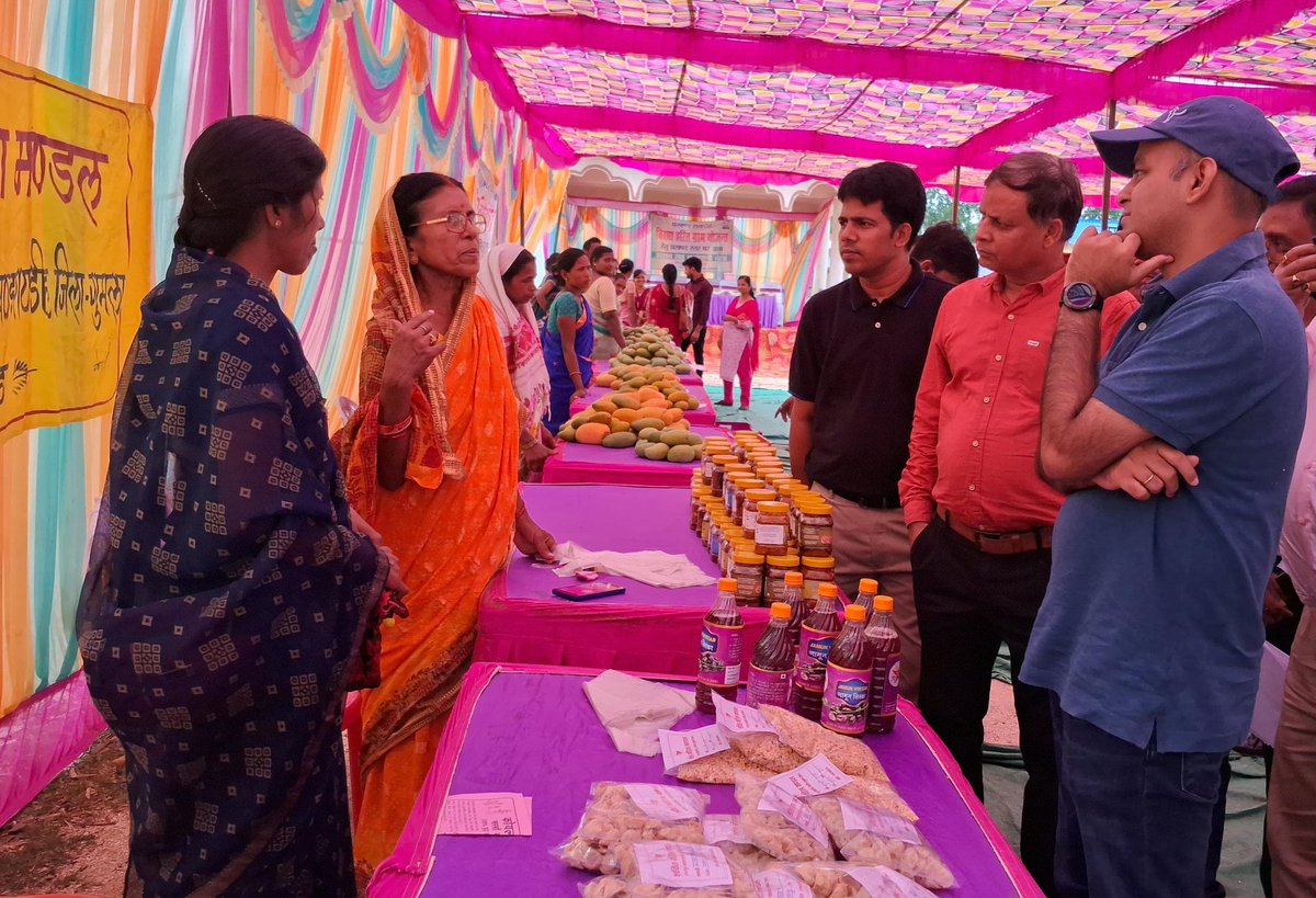 Comm_VBGRAMG_JH's tweet photo. @JharkhandCMO @prdjharkhand @MoRD_GoI @MgnregaJ लोगों ने मेले में आम से संबधित उत्पादों की जमकर खरीददारी की। इन जिलों के अलावे मेला सिमडेगा, चतरा एवं पाकुड़  में भी मेला लगाया गया।3/3 https://t.co/KHTE7Gk1ig