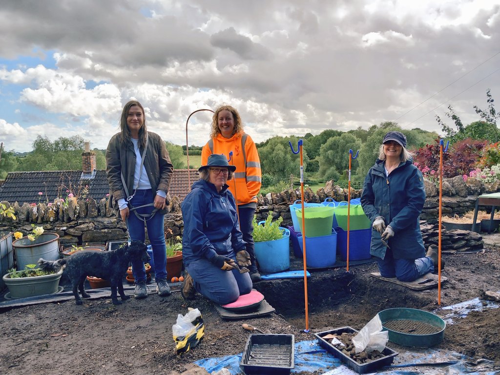 CotswoldArch's tweet image. At Westgate Cottage in #Malmesbury, the #TestPit has already uncovered a treasure trove of finds, including a watch winder, decorated metal bowl, flint, and a button. We are still in the subsoil, so there's more to dig tomorrow! #Athelstan1100 @MuseumAthelstan @MalmesburyCivic