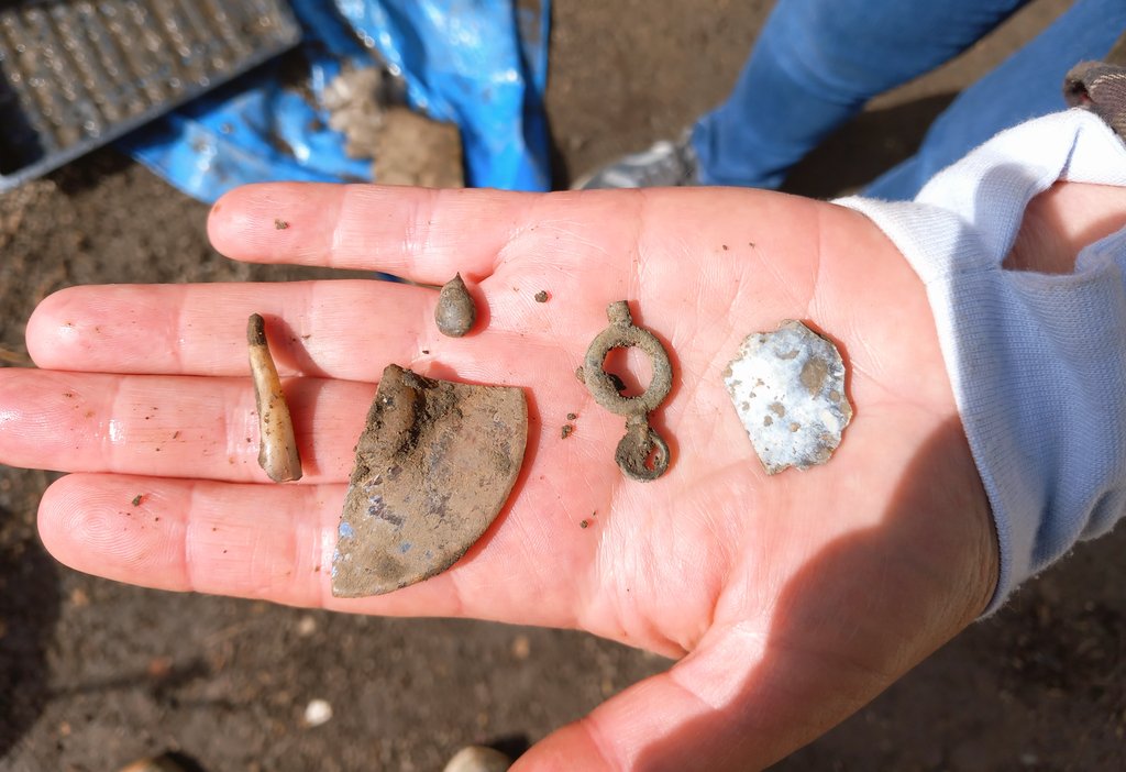 CotswoldArch's tweet image. At Westgate Cottage in #Malmesbury, the #TestPit has already uncovered a treasure trove of finds, including a watch winder, decorated metal bowl, flint, and a button. We are still in the subsoil, so there's more to dig tomorrow! #Athelstan1100 @MuseumAthelstan @MalmesburyCivic