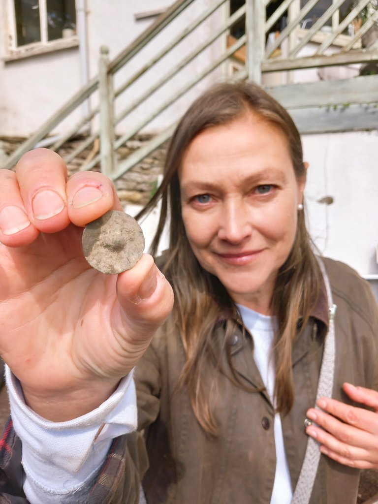 CotswoldArch's tweet image. At Westgate Cottage in #Malmesbury, the #TestPit has already uncovered a treasure trove of finds, including a watch winder, decorated metal bowl, flint, and a button. We are still in the subsoil, so there's more to dig tomorrow! #Athelstan1100 @MuseumAthelstan @MalmesburyCivic