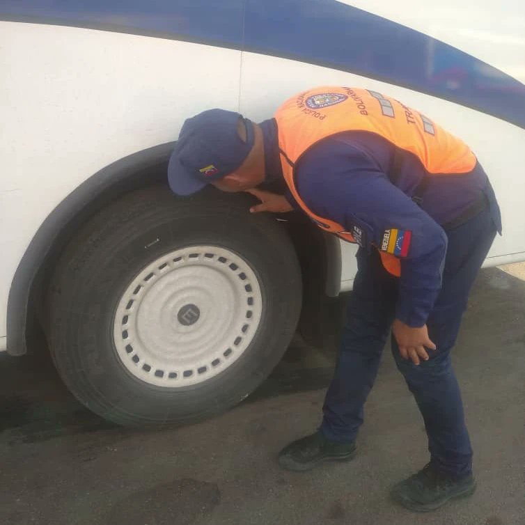 TransitoAragua's tweet photo. Efectivos @transitocpnb_aragua realizan supervisión a lo largo y ancho de la Autopista Regional del Centro, queremos recordarte que tu seguridad nos importa, no solo a ti, sino a aquellos que te aman y esperan verte llegar a casa. Unidos , podemos lograrlo. https://t.co/JyX3T88chq