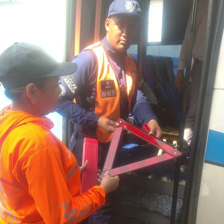 Efectivos @transitocpnb_aragua realizan supervisión a lo largo y ancho de la Autopista Regional del Centro, queremos recordarte que tu seguridad nos importa, no solo a ti, sino a aquellos que te aman y esperan verte llegar a casa. Unidos , podemos lograrlo.