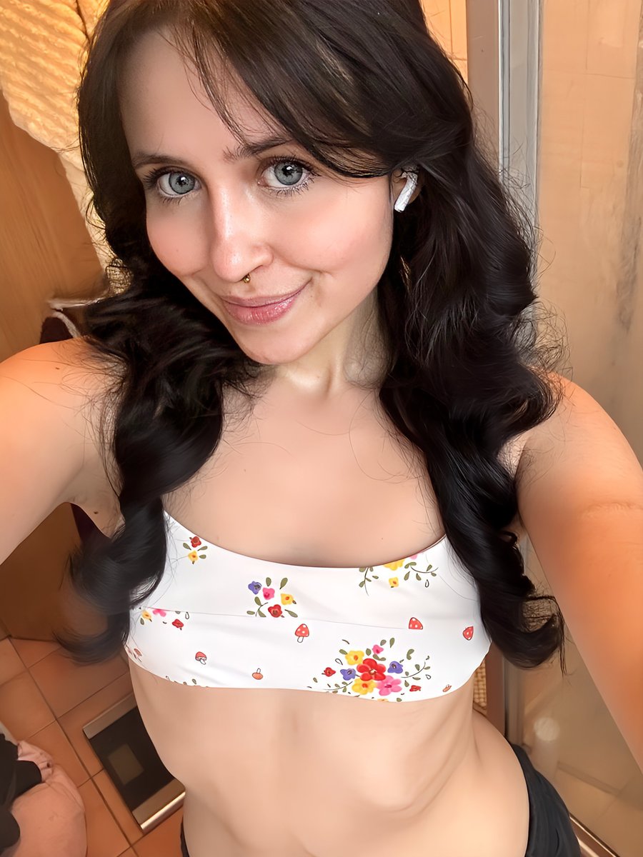 witchyy_emma's tweet photo. I'm listening to some good music. Any guesses? 🤭 https://t.co/so37AEsfsq