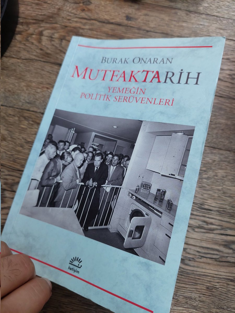 Az önce şu kitapta erkeklikle ilgili en harika yorumlardan birini okudum. Diyor ki bu yavşak erkekler yumurta bile kıramadığını söylüyor ama mesele mangal falan olunca kimseye bırakmıyorlar. Çünkü erkekliğin hakimiyete düşkünlüğü ve göz önünde olma arzusunun yani sira evin