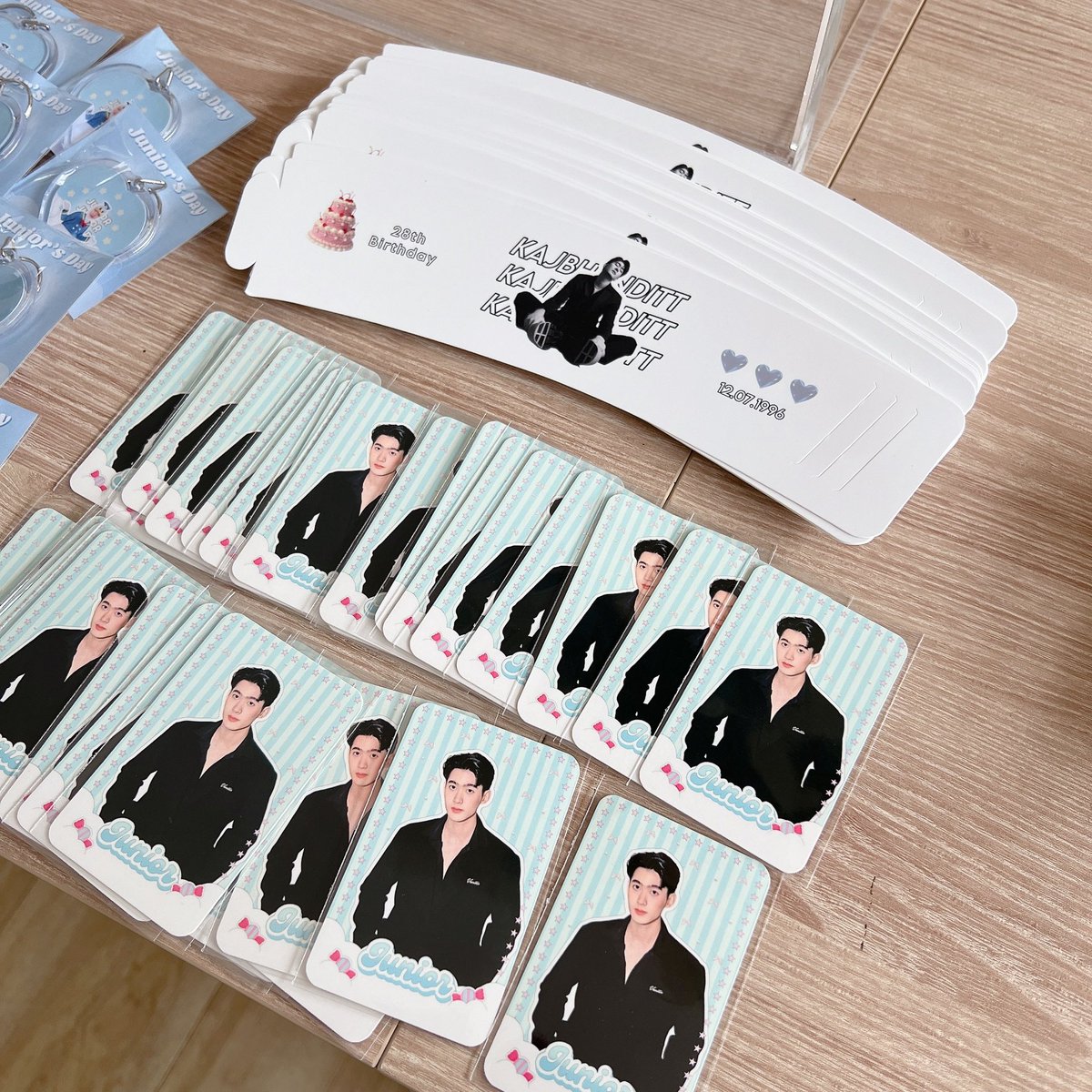 ⋆꒰ #Junior28thBDProject #kajbhunditt ꒱⋆
⋆꒰ #Juniorsturning28thBDProject ꒱⋆ 

เพียงซื้อเครื่องดื่มเย็นหรือปั่น รับ giveaway ได้เลยค่า 🤍✨

Giveaway details: 

🪄ซื้อ 1 แก้ว ได้รับ 1 cup sleeve + photocard + postcard + keyring

🪄ซื้อ 2 แก้ว (แก้วที่ 2 ใส่ขวดกลับบ้านได้) +