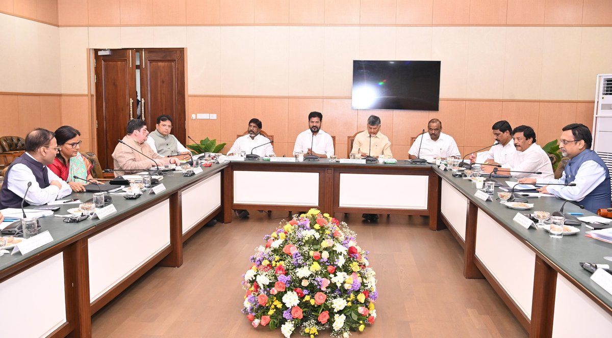 revanth_anumula's tweet photo. A meeting was held today with #AndhraPradesh CM Shri @ncbn garu with his Ministers & officials at 
#PrajaBhavan to discuss and resolve longstanding issues after bifurcation. 

Deputy Chief Minister Shri @Bhatti_Mallu garu, Ministers…Shri @Min_SridharBabu garu ,Shri @PonnamLoksabha garu and 
Top officials of Telangana Govt 
participated.