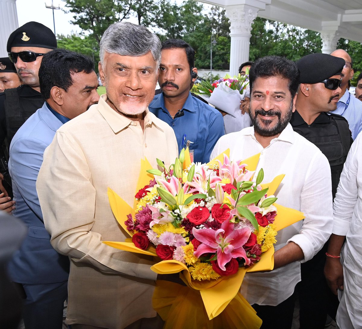 revanth_anumula's tweet photo. A meeting was held today with #AndhraPradesh CM Shri @ncbn garu with his Ministers & officials at 
#PrajaBhavan to discuss and resolve longstanding issues after bifurcation. 

Deputy Chief Minister Shri @Bhatti_Mallu garu, Ministers…Shri @Min_SridharBabu garu ,Shri @PonnamLoksabha garu and 
Top officials of Telangana Govt 
participated.