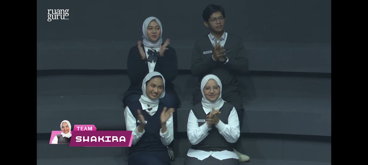 stoodieland's tweet image. HOW SMART THEY ARE 😭😭😭😭🥰💘🤍💗❤️‍🔥 paraahh ini tim sandy no counter 🥹🥹 wlpn aku dukungnya tim ka shakira but its okay they did well 😋 banyakin acara kyk gini pls how obsessed i am.. BTW PAS AGHNA NGMNG PAKE B INDO INI NGAKAK BGT PLS 🤣🤣🤣
