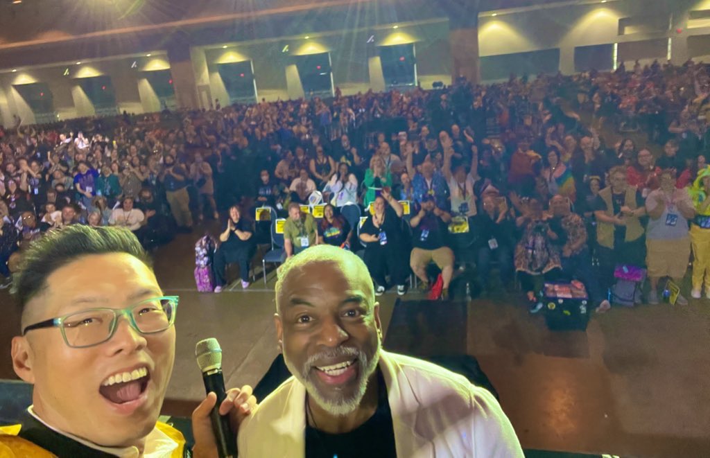 Crazy4ComicCon's tweet photo. A year ago I was on stage with the great @LeVarBurton. We talked about fatherhood, Reading Rainbow and what it was like walking back onto the bridge of the Enterprise-D. A convo I will never forget. #StarTrek https://t.co/0DX6wcEPtZ