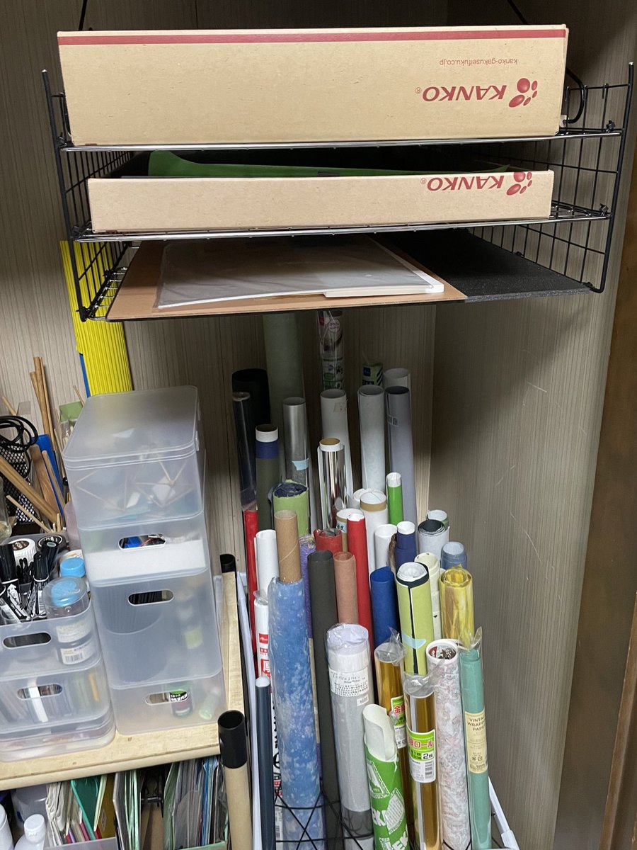 紙の収納スペースを作り直した！
A2の紙を平置きできるスペースをつり棚で作って、直径の違う紙筒を自立させて収納できるような箱を作った。取り出しても他の紙が倒れなくて快適！