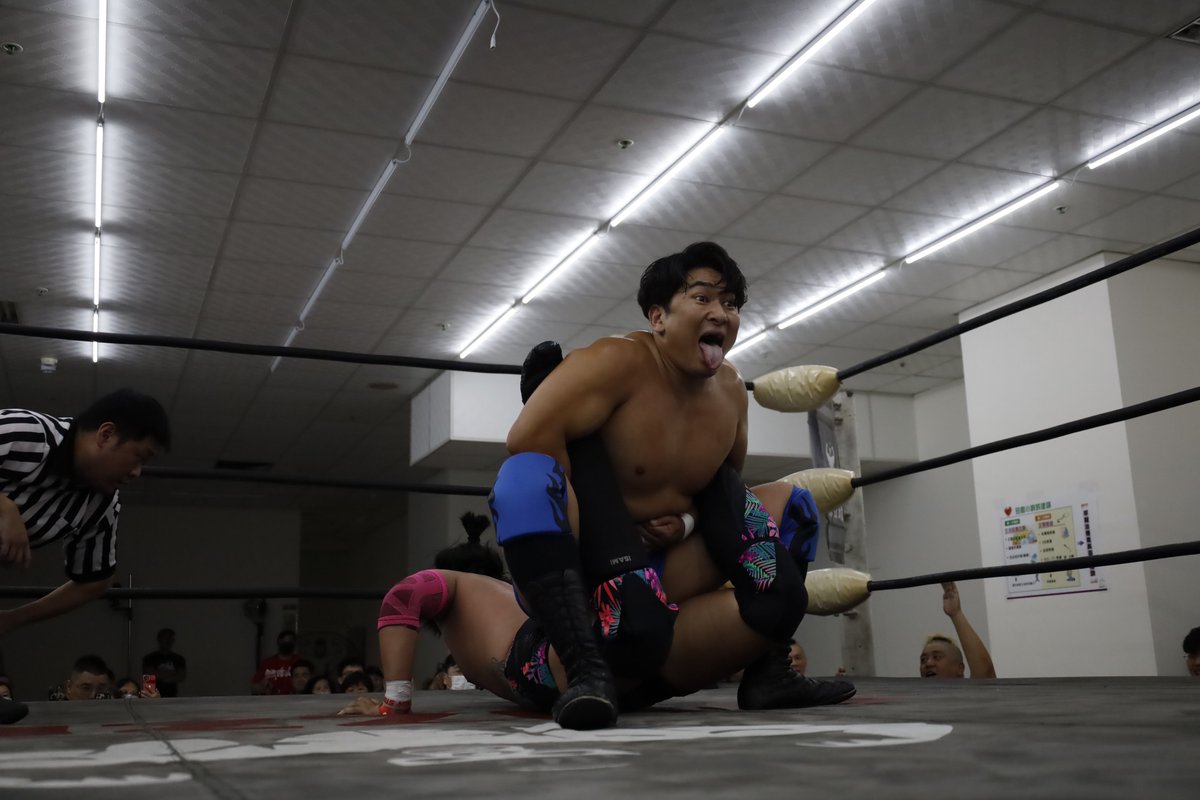 ip695847's tweet photo. 我終於拿到啦!━━━━━(ﾟ∀ﾟ)━━━━!!
真的非常感謝大日本プロレス!!
也感謝今天到台灣參賽的青木選手帶來精彩的比賽!

#bjw #青木優也 #PUZZLE #PUZZLEDOJOMATCH #プロレス写真 #プロレス https://t.co/VerTGJrJfh