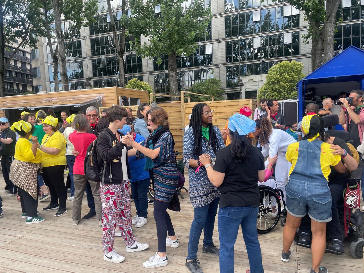 lamiaela's tweet photo. Réunir des centaines de personnes, en situation ou non de handicap, le temps d’un bal populaire 🕺🏼

C’est une expérience unique que nous aimons soutenir à @paris, pour la 5e année 👉🏽 le bal arrangé 

Merci à la compagnie @lahaltegarderie pour ce moment inclusif et heureux https://t.co/fqRekPIphw
