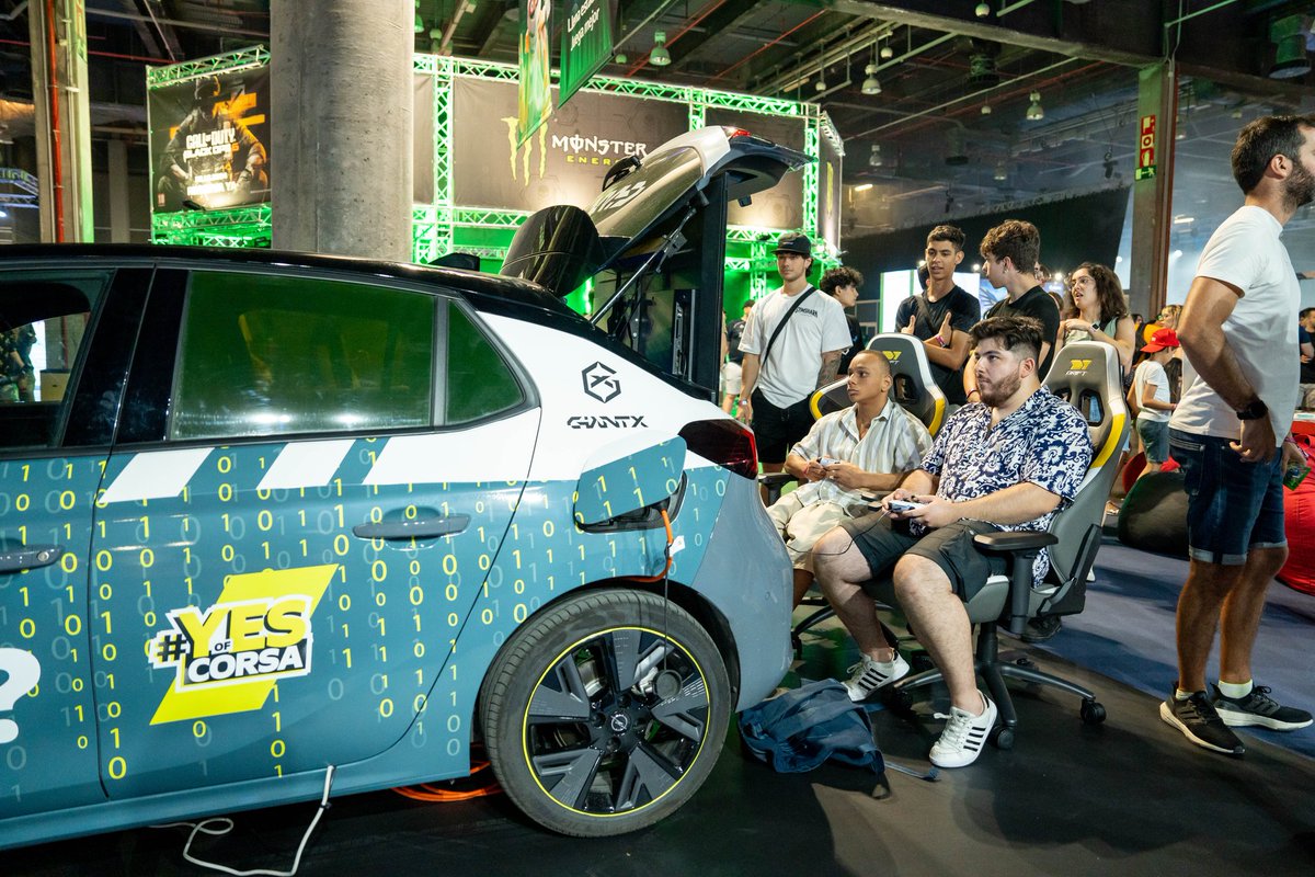 GIANTXGG's tweet image. ¿Qué se puede jugar a la PlayStation 5 en el maletero de un coche? #YesOfCorsa 

La que hemos liado junto a @Opel_Spain en nuestro stand de OWN Valencia es otra liga.