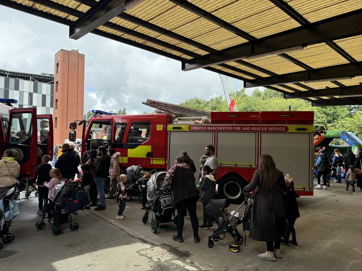 CFODaveRussel's tweet image. Great to call in today at Bolton Fire Station ‘Open Day’ 🚒 Tremendous turnout and support from the local community. Thank you to all fire crews, volunteers ⁦@manchesterfire⁩ and partners for a brilliant day 👍 We are GMFRS🚒