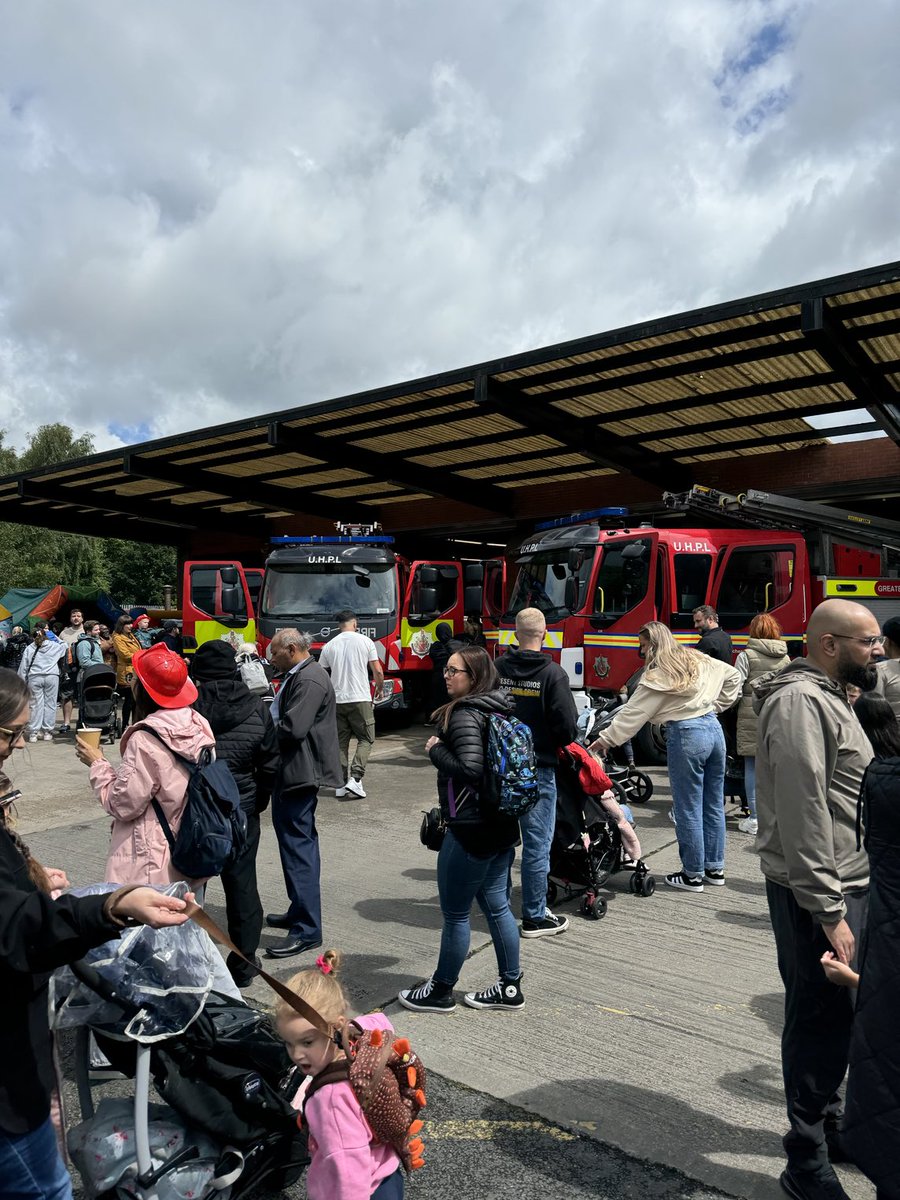 CFODaveRussel's tweet image. Great to call in today at Bolton Fire Station ‘Open Day’ 🚒 Tremendous turnout and support from the local community. Thank you to all fire crews, volunteers ⁦@manchesterfire⁩ and partners for a brilliant day 👍 We are GMFRS🚒