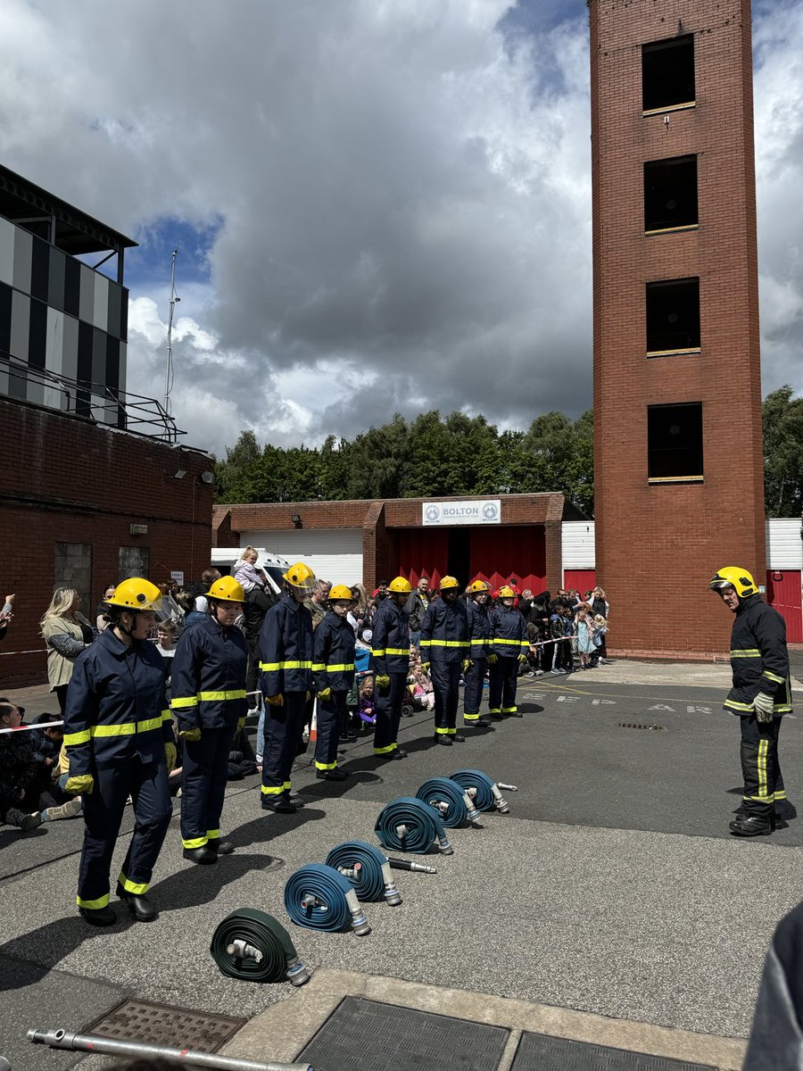 CFODaveRussel's tweet image. Great to call in today at Bolton Fire Station ‘Open Day’ 🚒 Tremendous turnout and support from the local community. Thank you to all fire crews, volunteers ⁦@manchesterfire⁩ and partners for a brilliant day 👍 We are GMFRS🚒