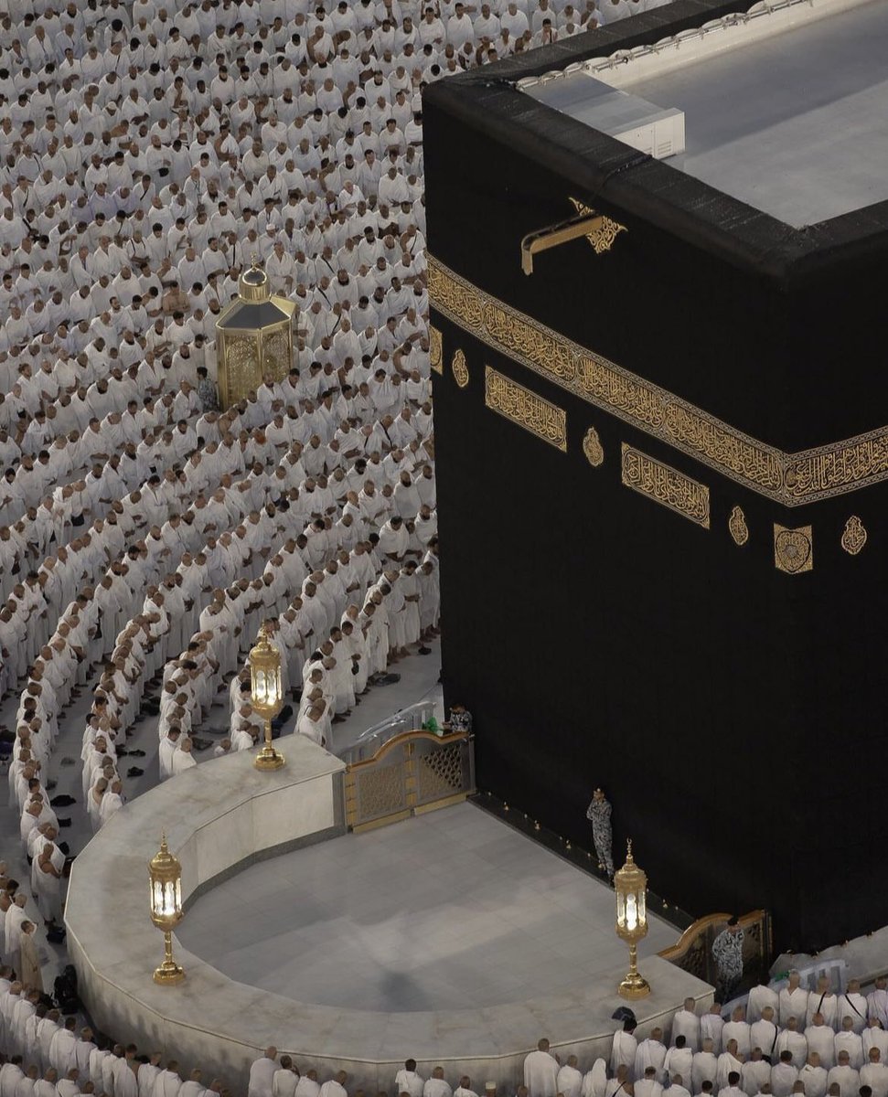 Gün gelir, hayallerini yaşarken bulursun kendini. Allah'a güven.