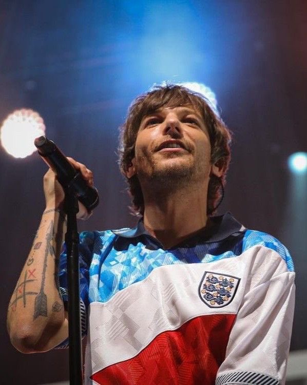 LouisTSpainNews's tweet photo. 🚨| Louis Tomlinson NO ha subido historia antes del partido que se disputa ahora entre Inglaterra y Suiza, esto puede deberse a que no quiere mufar a su selección, como lo hace cada vez que habla de fútbol y pierde el equipo que él alienta https://t.co/btuRyW9XBR