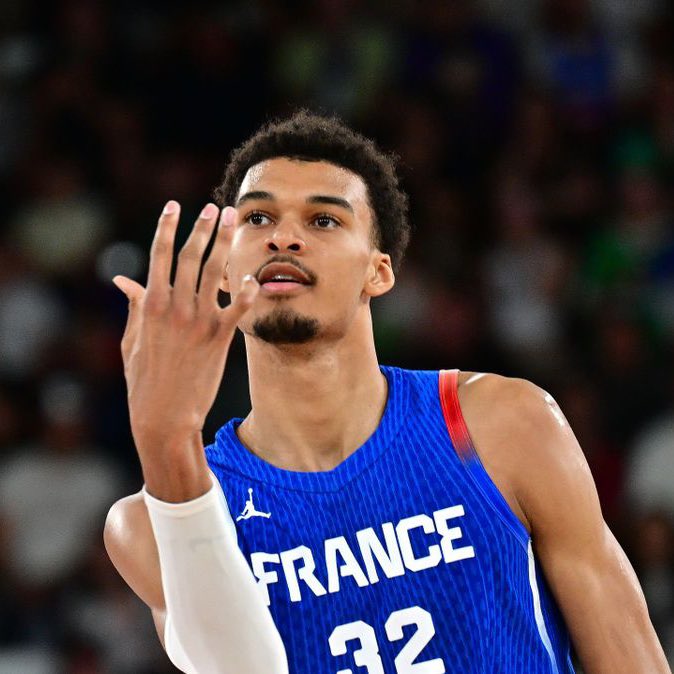 Victor Wembanyama today:

27 points
5 rebounds
3 assists 
11/17 FG
5/9 3PT

Only played 19 minutes 😳