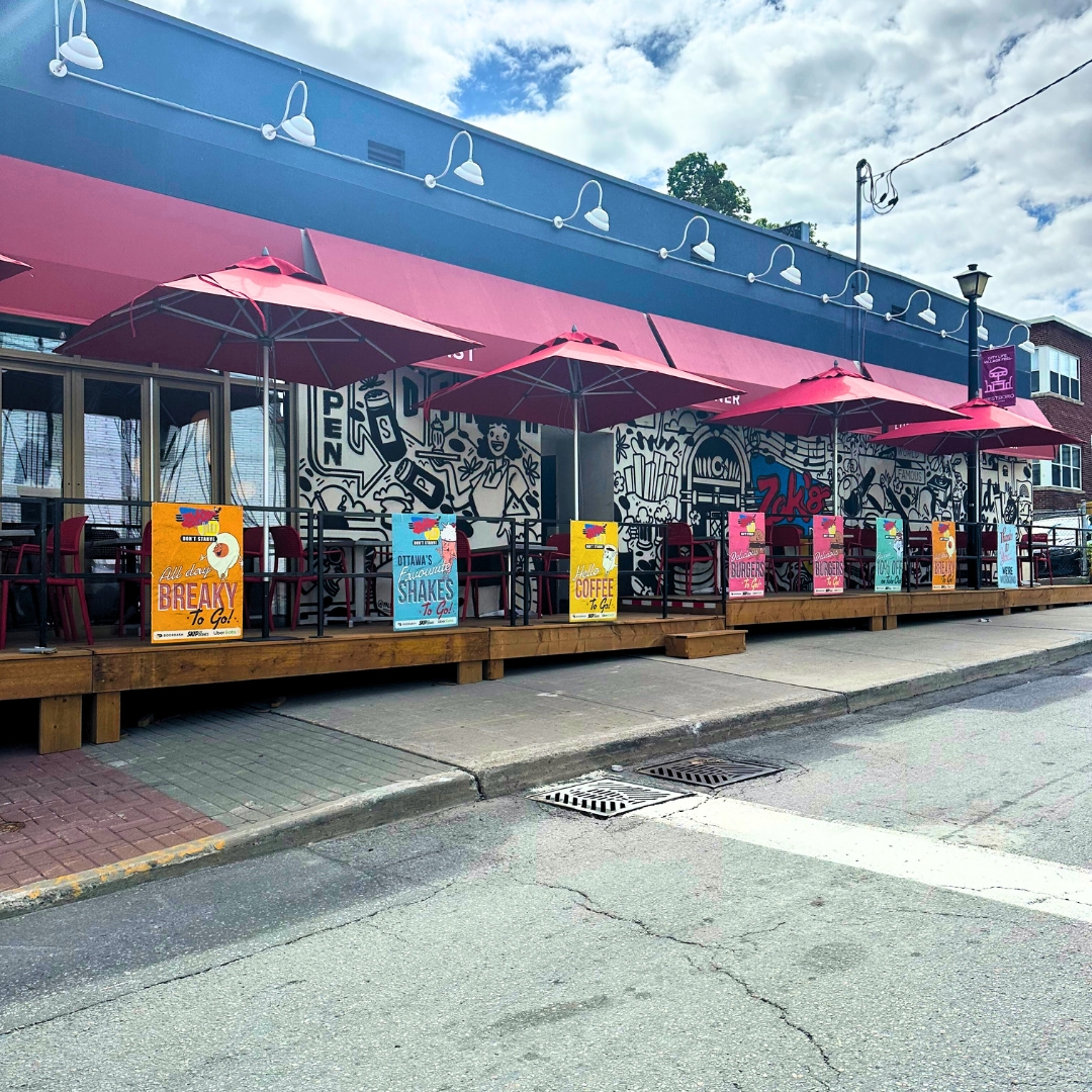 Looking for a nostalgic dining experience? Visit Zak’s Diner at📍334 Richmond Rd to enjoy classic diner fare with a modern twist. Their colourful patio overlooks the streets of Westboro Village.
