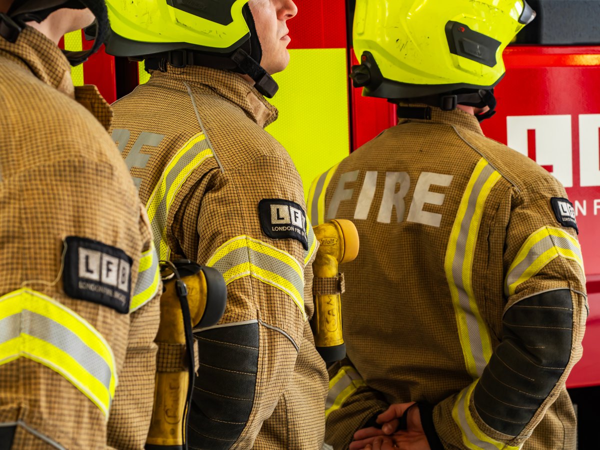 LondonFire's tweet photo. Please don’t be alarmed by our presence at #Paddington Station tonight. It is not a real incident.
 
We're conducting an exercise on the Elizabeth line alongside partners to test processes &amp; communications systems within the tunnels &amp; help ensure we're ready to protect Londoners https://t.co/K1whiELTVc