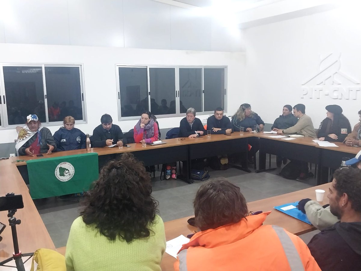 AuletCarlos's tweet photo. Reunión de la UCRUS (Sind. clasificadores), y organizaciones invitadas, con Javier Palummo,  Relator Especial sobre Derechos Económicos, Sociales, Culturales y Ambientales - REDESCA (Relatoría Especial de la Comisión Interamericana de Derechos Humanos). En la sede del PIT CNT. https://t.co/WQBAmrF42F