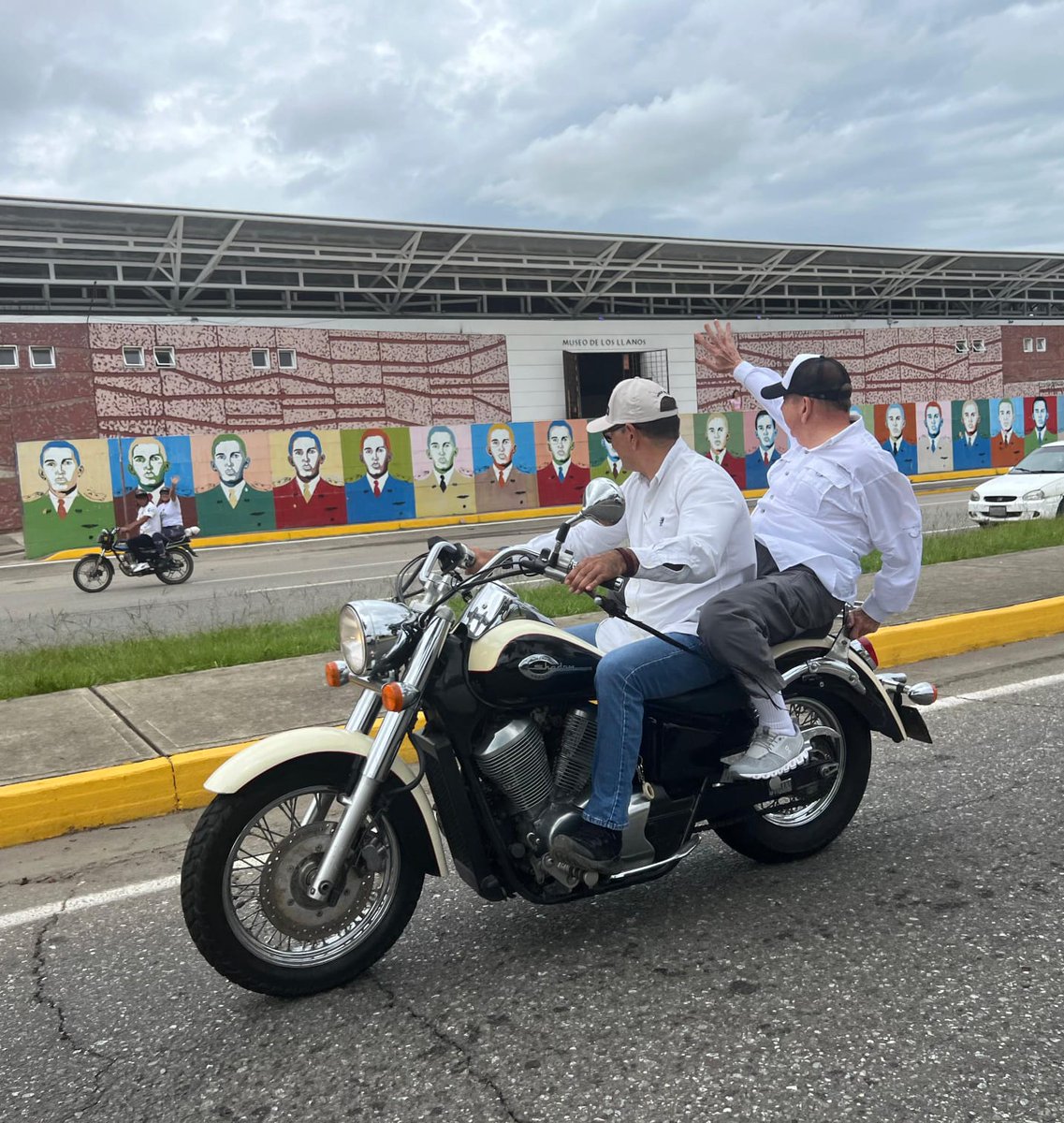 ADOrganizacion_'s tweet photo. En moto 🏍 así llega el candidato presidencial de la Unidad Edmundo González a la Caravana de la libertad en el estado Barinas. @EdmundoGU 

#VenezuelaConEdmundo 🇻🇪 https://t.co/wi9vUl8s9W
