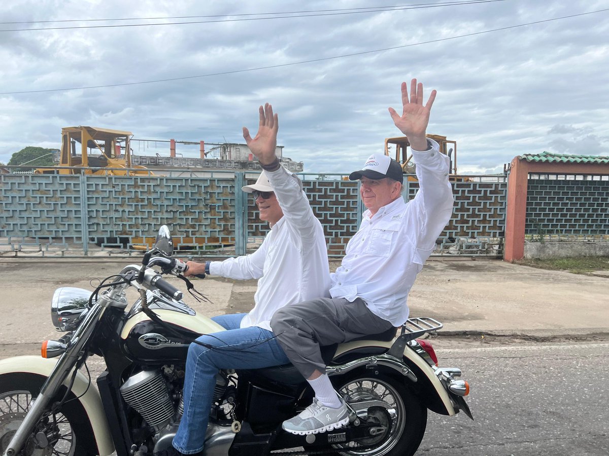 En moto 🏍 así llega el candidato presidencial de la Unidad Edmundo González a la Caravana de la libertad en el estado Barinas. <a href="/EdmundoGU/">Edmundo González</a> 

#VenezuelaConEdmundo 🇻🇪