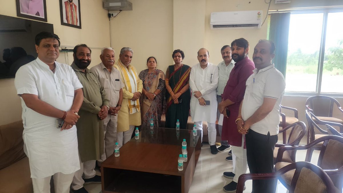 अंबाला लोकसभा के अंतर्गत राज्य सभा सांसद कृष्ण लाल पवार जी ने सभी जिलाध्यक्षों, विधानसभा प्रभारियों, संयोजकों के साथ चुनाव समीक्षा बैठक ली

बैठक से पूर्व जनसंघ के संस्थापक एवं हमारे पथ प्रदर्शक पूजनीय डॉ.श्यामा प्रसाद मुखर्जी जी की जयंती पर छायाचित्र पर माल्यार्पण व पुष्प अर्पित