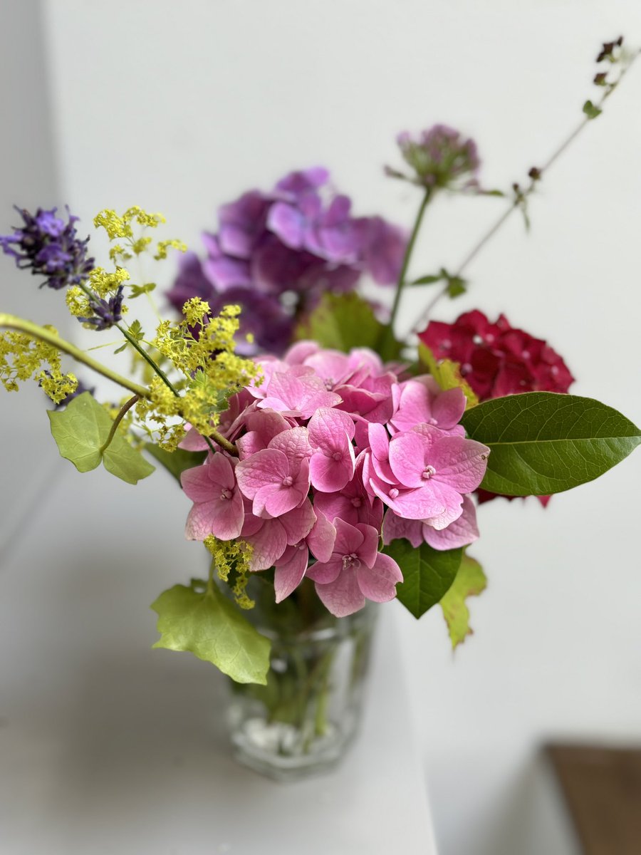 Uit eigen tuin en dakterras, klein vaasje geluk! Beetje ‘buiten binnen halen’ nu de zomer het nog af laat weten.