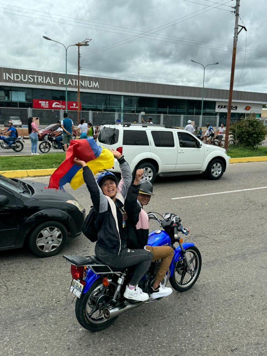 Nuestro candidato <a href="/EdmundoGU/">Edmundo González</a> va camino a la concentración en Barinas en moto y listo para junto a <a href="/MariaCorinaYA/">María Corina Machado</a>, unirse a los ciudadanos que tomaron las calles hoy con deseos de libertad y democracia. #VamosAGanar #VenezuelaConEdmundo