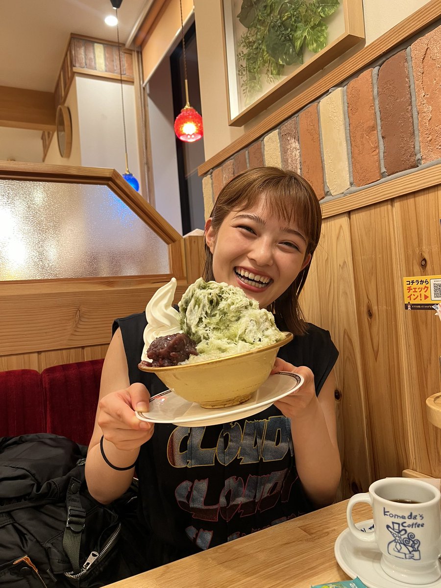 bling2sakura's tweet photo. コメダのかき氷、レギュラーサイズは相当大きいですよ！と店員さんに警告されていたのに欲張ってレギュラー頼んだ結果、洗面器サイズのどんぶりに入ったかき氷がきました！びっくり🫢 https://t.co/tfrrzNKmg9