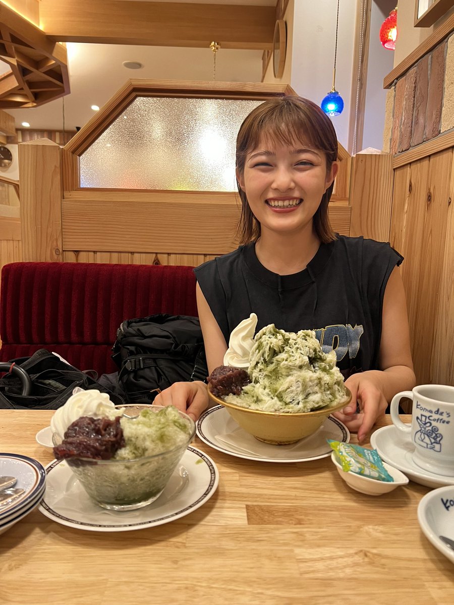 bling2sakura's tweet photo. コメダのかき氷、レギュラーサイズは相当大きいですよ！と店員さんに警告されていたのに欲張ってレギュラー頼んだ結果、洗面器サイズのどんぶりに入ったかき氷がきました！びっくり🫢 https://t.co/tfrrzNKmg9
