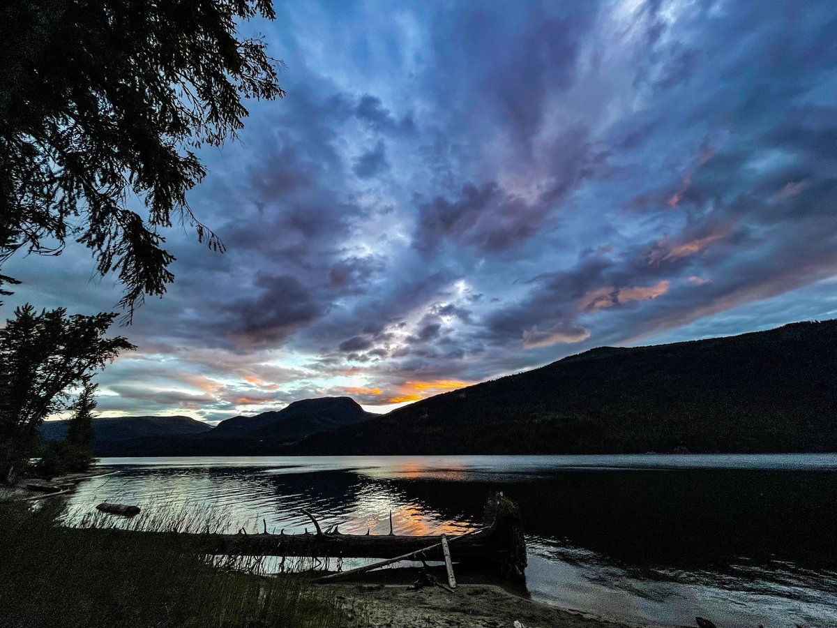 LeashaE's tweet photo. @BraydenCreation Sunset over the lake https://t.co/2dK59nisug