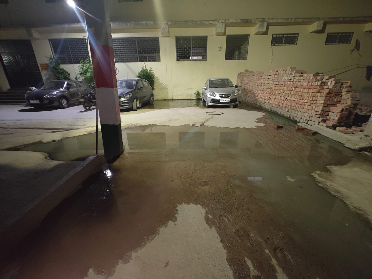 arbingr8's tweet photo. Mohan Garden ramchander enclave. Radhey Radhey Society, Apke ward se. Humme bhi adat pard gae hai. Koi sunne dekhne wala nahi hai. Koi samadha nahi hai https://t.co/9K1NDIdthI
