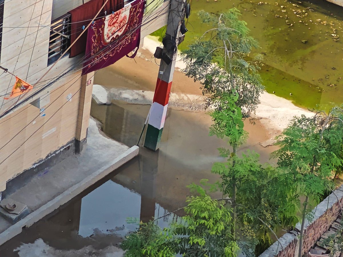 arbingr8's tweet photo. Mohan Garden ramchander enclave. Radhey Radhey Society, Apke ward se. Humme bhi adat pard gae hai. Koi sunne dekhne wala nahi hai. Koi samadha nahi hai https://t.co/9K1NDIdthI
