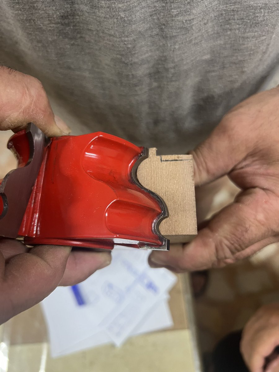 Eski eser restorasyon projeleri hazırlanılırken; ahşap kapıların pencerelerin çıtaları, pervazları, ahşap tavanların çıtalarını tek tek çizeriz. Sonra atölyemizdeki bıçaklar ile karşılaştırır, elimizde o detaydan bıçak yoksa detayı çalışıp, yeni bıçak yaptırırız.  
<a href="/SemaOzenToth/">Sema Tóth</a>