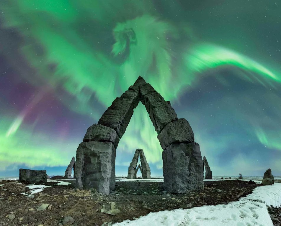 Rainmaker1973's tweet photo. Do you see a dragon? 

Carina Letelier Baeza captured this pareidoilic aurora above the Arctic Henge in Raufarhöfn, Iceland. https://t.co/x5joKVl3Qs
